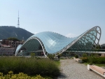 das neue Warhrzeichen von Tbilisi - Peace bridge